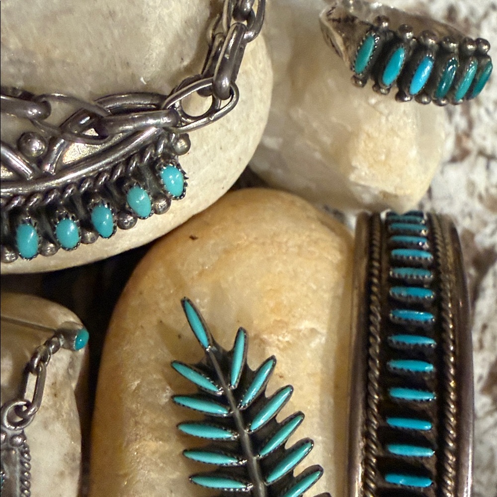 VTG ZUNI NEEDLEPOINT TURQUOISE NECKLACE, CUFF, RING, BROOCH/PENDANT & EARRINGS - Picture 8 of 17